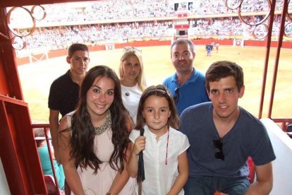 La Plaza de Toros de Roquetas de Mar registró una espectacular entrada en su segundo día y con un gran ambiente en los tendidos. FOTOS: J
