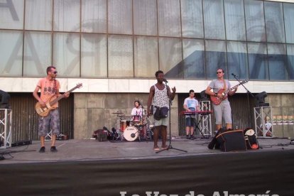 La Feria Comercial, Gastronómica y Turística de El Toyo abre  sus puertas. Los stands de gastrobares y Feria de la Cerveza se encuentran e