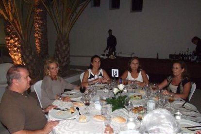 Cena benéfica en Aguadulce organizada por la Parroquia de la Preciosísima Sangre de Nuestro Señor Jesucristo. Fotos: Juan Antonio Barrio