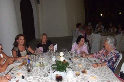 Cena benéfica en Aguadulce organizada por la Parroquia de la Preciosísima Sangre de Nuestro Señor Jesucristo. Fotos: Juan Antonio Barrio
