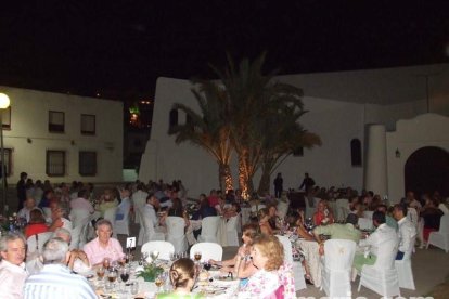 Cena benéfica en Aguadulce organizada por la Parroquia de la Preciosísima Sangre de Nuestro Señor Jesucristo. Fotos: Juan Antonio Barrio