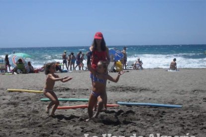 Sexualidad, artistas y armonía para gozar de un día de playa en Almería