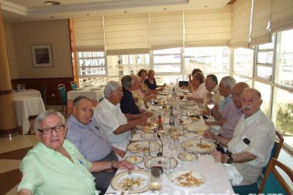 Antiguos alumnos de La Salle de la promoción 1948 celebran un reencuentro en el Club de Mar de Almería capital.