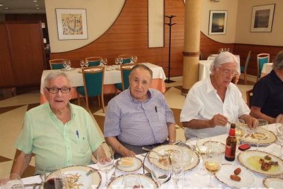 Antiguos alumnos de La Salle de la promoción 1948 celebran un reencuentro en el Club de Mar de Almería capital.