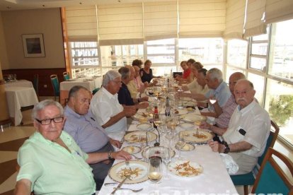 Antiguos alumnos de La Salle de la promoción 1948 celebran un reencuentro en el Club de Mar de Almería capital.