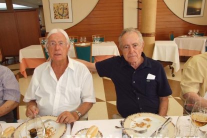 Antiguos alumnos de La Salle de la promoción 1948 celebran un reencuentro en el Club de Mar de Almería capital.