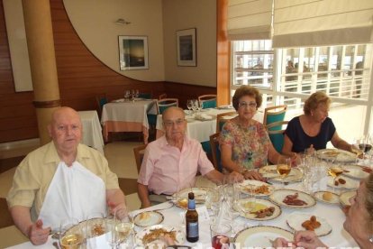 Antiguos alumnos de La Salle de la promoción 1948 celebran un reencuentro en el Club de Mar de Almería capital.