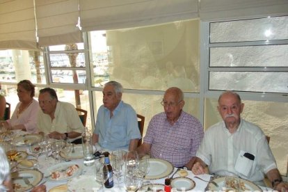 Antiguos alumnos de La Salle de la promoción 1948 celebran un reencuentro en el Club de Mar de Almería capital.