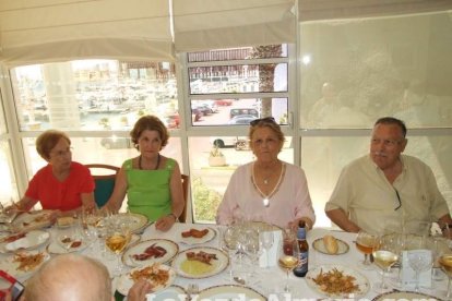 Antiguos alumnos de La Salle de la promoción 1948 celebran un reencuentro en el Club de Mar de Almería capital.
