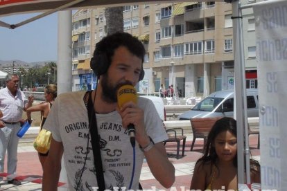 La edición de veranos de Hoy por hoy cuelga el bañador y prepara el traje de lunares para cambiar los días de playa por la Feria.