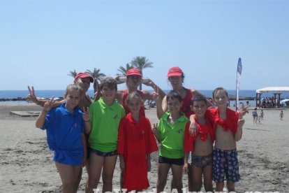 La edición de veranos de Hoy por hoy cuelga el bañador y prepara el traje de lunares para cambiar los días de playa por la Feria.