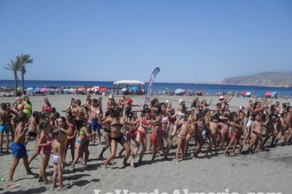 La edición de veranos de Hoy por hoy cuelga el bañador y prepara el traje de lunares para cambiar los días de playa por la Feria.