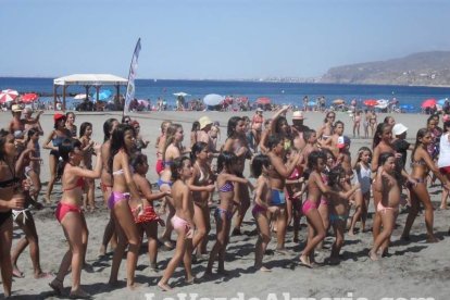 La edición de veranos de Hoy por hoy cuelga el bañador y prepara el traje de lunares para cambiar los días de playa por la Feria.