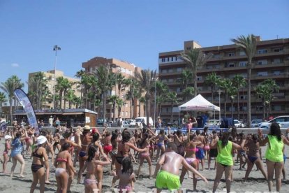 La edición de veranos de Hoy por hoy cuelga el bañador y prepara el traje de lunares para cambiar los días de playa por la Feria.