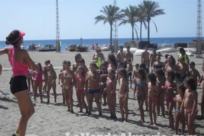La edición de veranos de Hoy por hoy cuelga el bañador y prepara el traje de lunares para cambiar los días de playa por la Feria.