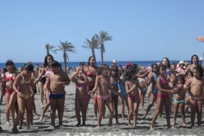 La edición de veranos de Hoy por hoy cuelga el bañador y prepara el traje de lunares para cambiar los días de playa por la Feria.