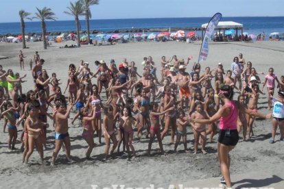 La edición de veranos de Hoy por hoy cuelga el bañador y prepara el traje de lunares para cambiar los días de playa por la Feria.