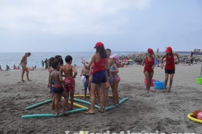La edición de veranos de Hoy por hoy cuelga el bañador y prepara el traje de lunares para cambiar los días de playa por la Feria.