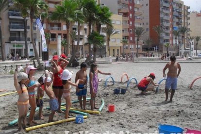 La edición de veranos de Hoy por hoy cuelga el bañador y prepara el traje de lunares para cambiar los días de playa por la Feria.