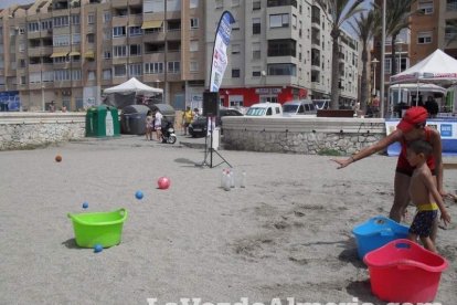 La edición de veranos de Hoy por hoy cuelga el bañador y prepara el traje de lunares para cambiar los días de playa por la Feria.