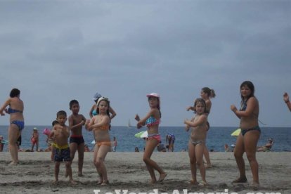 La edición de veranos de Hoy por hoy cuelga el bañador y prepara el traje de lunares para cambiar los días de playa por la Feria.