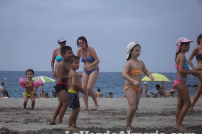La edición de veranos de Hoy por hoy cuelga el bañador y prepara el traje de lunares para cambiar los días de playa por la Feria.