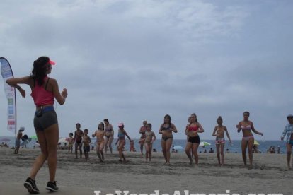 La edición de veranos de Hoy por hoy cuelga el bañador y prepara el traje de lunares para cambiar los días de playa por la Feria.