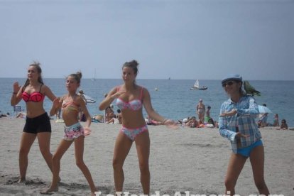 La edición de veranos de Hoy por hoy cuelga el bañador y prepara el traje de lunares para cambiar los días de playa por la Feria.