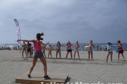 La edición de veranos de Hoy por hoy cuelga el bañador y prepara el traje de lunares para cambiar los días de playa por la Feria.