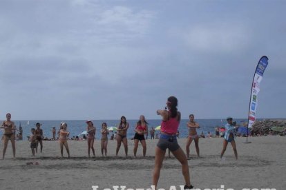 La edición de veranos de Hoy por hoy cuelga el bañador y prepara el traje de lunares para cambiar los días de playa por la Feria.