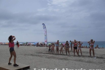 La edición de veranos de Hoy por hoy cuelga el bañador y prepara el traje de lunares para cambiar los días de playa por la Feria.