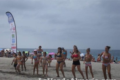 La edición de veranos de Hoy por hoy cuelga el bañador y prepara el traje de lunares para cambiar los días de playa por la Feria.