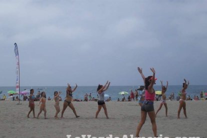 La edición de veranos de Hoy por hoy cuelga el bañador y prepara el traje de lunares para cambiar los días de playa por la Feria.