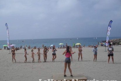 La edición de veranos de Hoy por hoy cuelga el bañador y prepara el traje de lunares para cambiar los días de playa por la Feria.