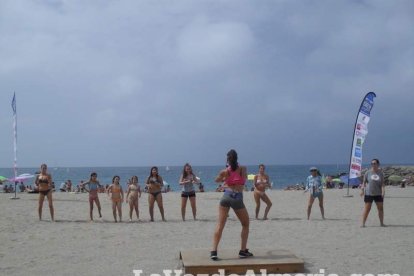 La edición de veranos de Hoy por hoy cuelga el bañador y prepara el traje de lunares para cambiar los días de playa por la Feria.