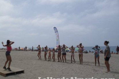 La edición de veranos de Hoy por hoy cuelga el bañador y prepara el traje de lunares para cambiar los días de playa por la Feria.