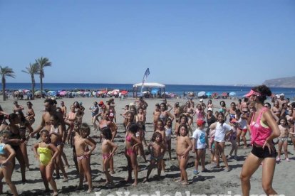 La edición de veranos de Hoy por hoy cuelga el bañador y prepara el traje de lunares para cambiar los días de playa por la Feria.