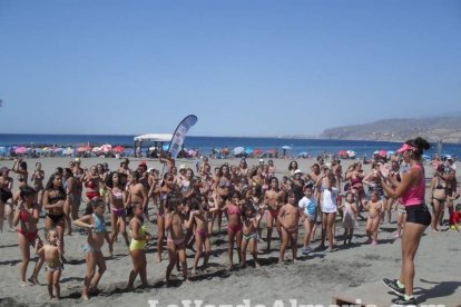 La edición de veranos de Hoy por hoy cuelga el bañador y prepara el traje de lunares para cambiar los días de playa por la Feria.