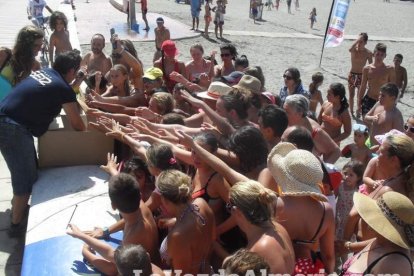 La edición de veranos de Hoy por hoy cuelga el bañador y prepara el traje de lunares para cambiar los días de playa por la Feria.