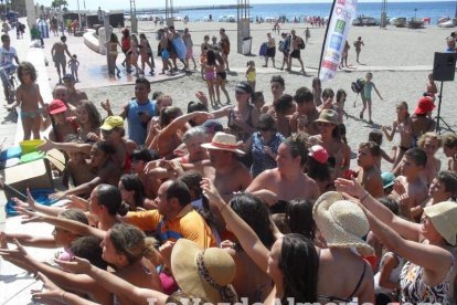 La edición de veranos de Hoy por hoy cuelga el bañador y prepara el traje de lunares para cambiar los días de playa por la Feria.