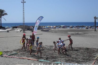La edición de veranos de Hoy por hoy cuelga el bañador y prepara el traje de lunares para cambiar los días de playa por la Feria.