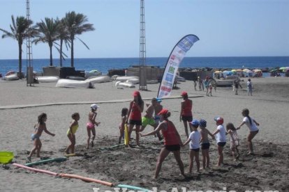 La edición de veranos de Hoy por hoy cuelga el bañador y prepara el traje de lunares para cambiar los días de playa por la Feria.