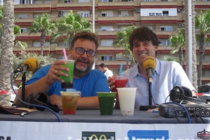 La edición de veranos de Hoy por hoy cuelga el bañador y prepara el traje de lunares para cambiar los días de playa por la Feria.