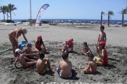 La edición de veranos de Hoy por hoy cuelga el bañador y prepara el traje de lunares para cambiar los días de playa por la Feria.