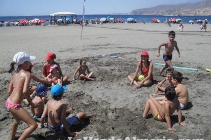 La edición de veranos de Hoy por hoy cuelga el bañador y prepara el traje de lunares para cambiar los días de playa por la Feria.