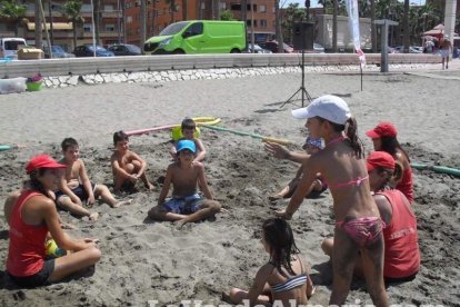 La edición de veranos de Hoy por hoy cuelga el bañador y prepara el traje de lunares para cambiar los días de playa por la Feria.