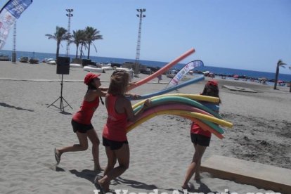 La edición de veranos de Hoy por hoy cuelga el bañador y prepara el traje de lunares para cambiar los días de playa por la Feria.