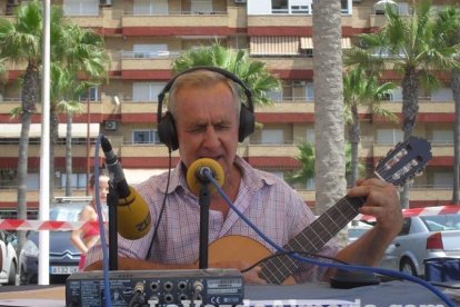 La edición de veranos de Hoy por hoy cuelga el bañador y prepara el traje de lunares para cambiar los días de playa por la Feria.