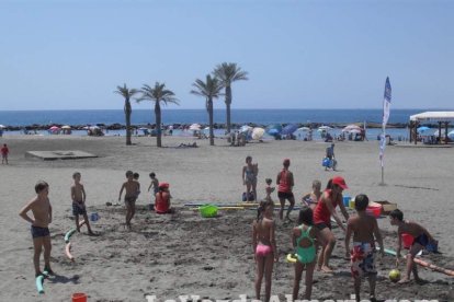 La edición de veranos de Hoy por hoy cuelga el bañador y prepara el traje de lunares para cambiar los días de playa por la Feria.