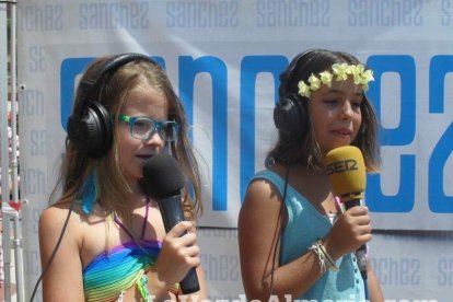 La edición de veranos de Hoy por hoy cuelga el bañador y prepara el traje de lunares para cambiar los días de playa por la Feria.